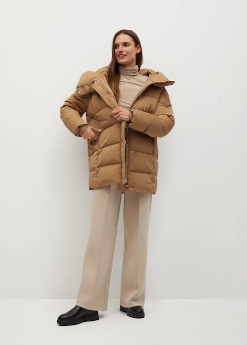 Plumón acolchado de corte largo de Mango en color marrón. (69,99 euros).