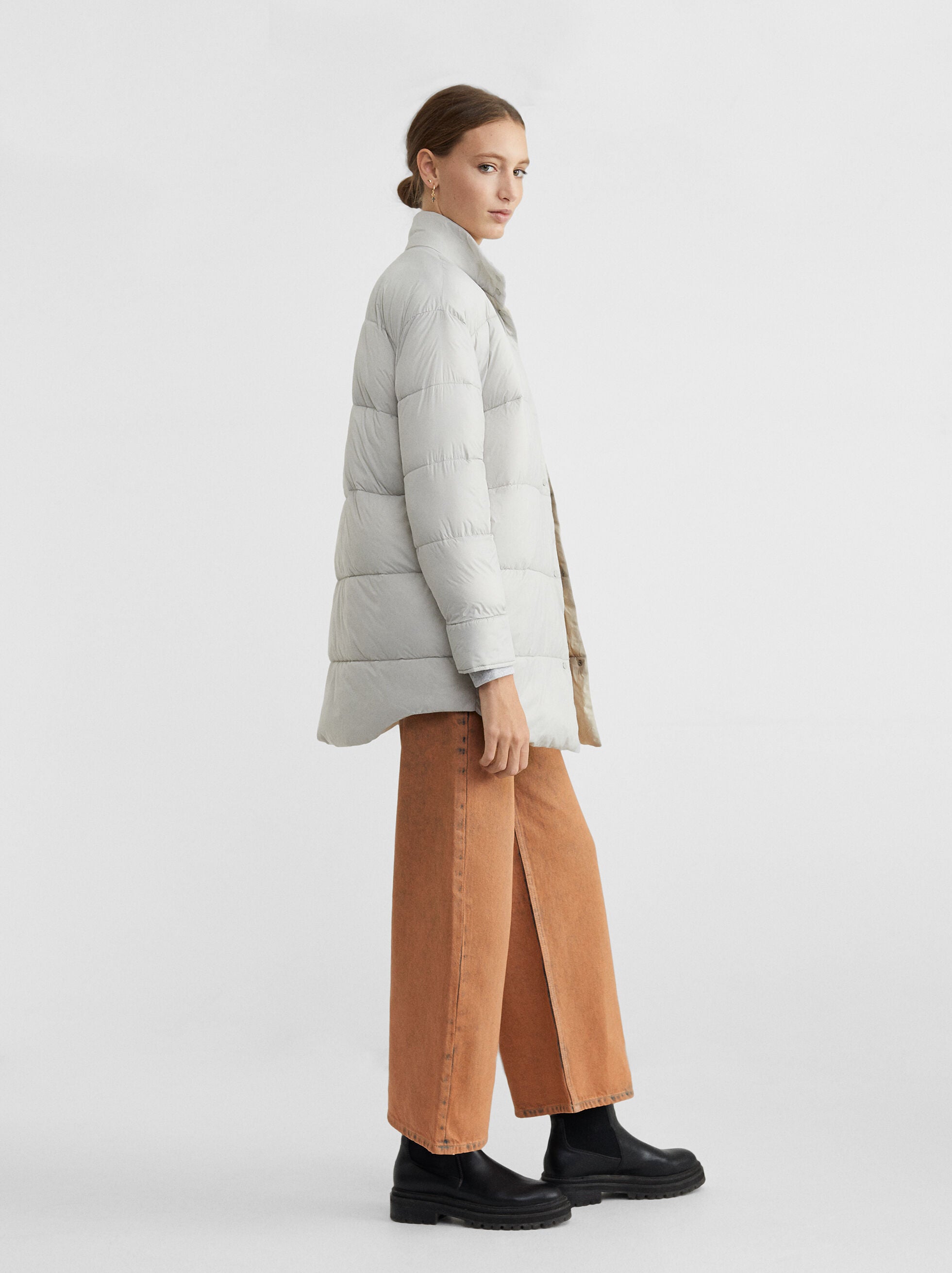 Más ligero y sutil, abrigo acolchado tipo plumas corto en tono hielo de Parfois. (49,99 euros). Nos encanta el look.