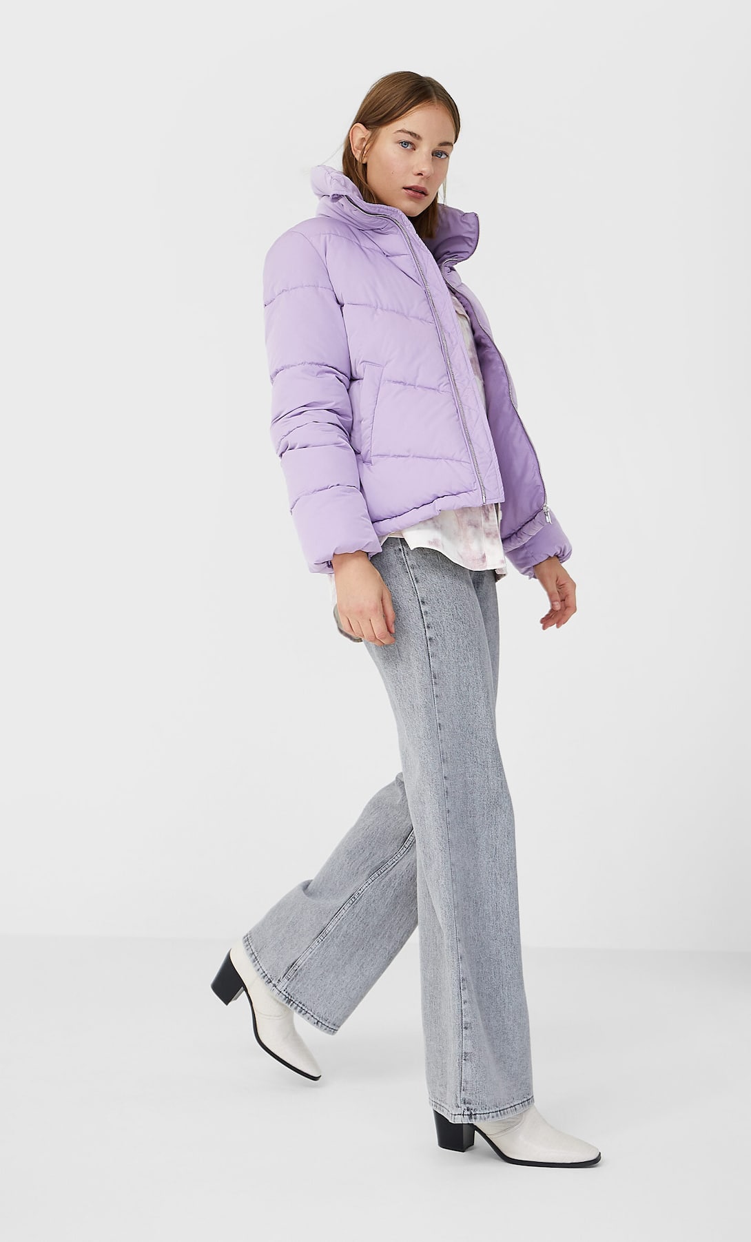 Que no falte el color en tus looks de invierno con esta cazadora acolchada tipo plumífero en tono malva de Stradivarius. (29,99 euros).