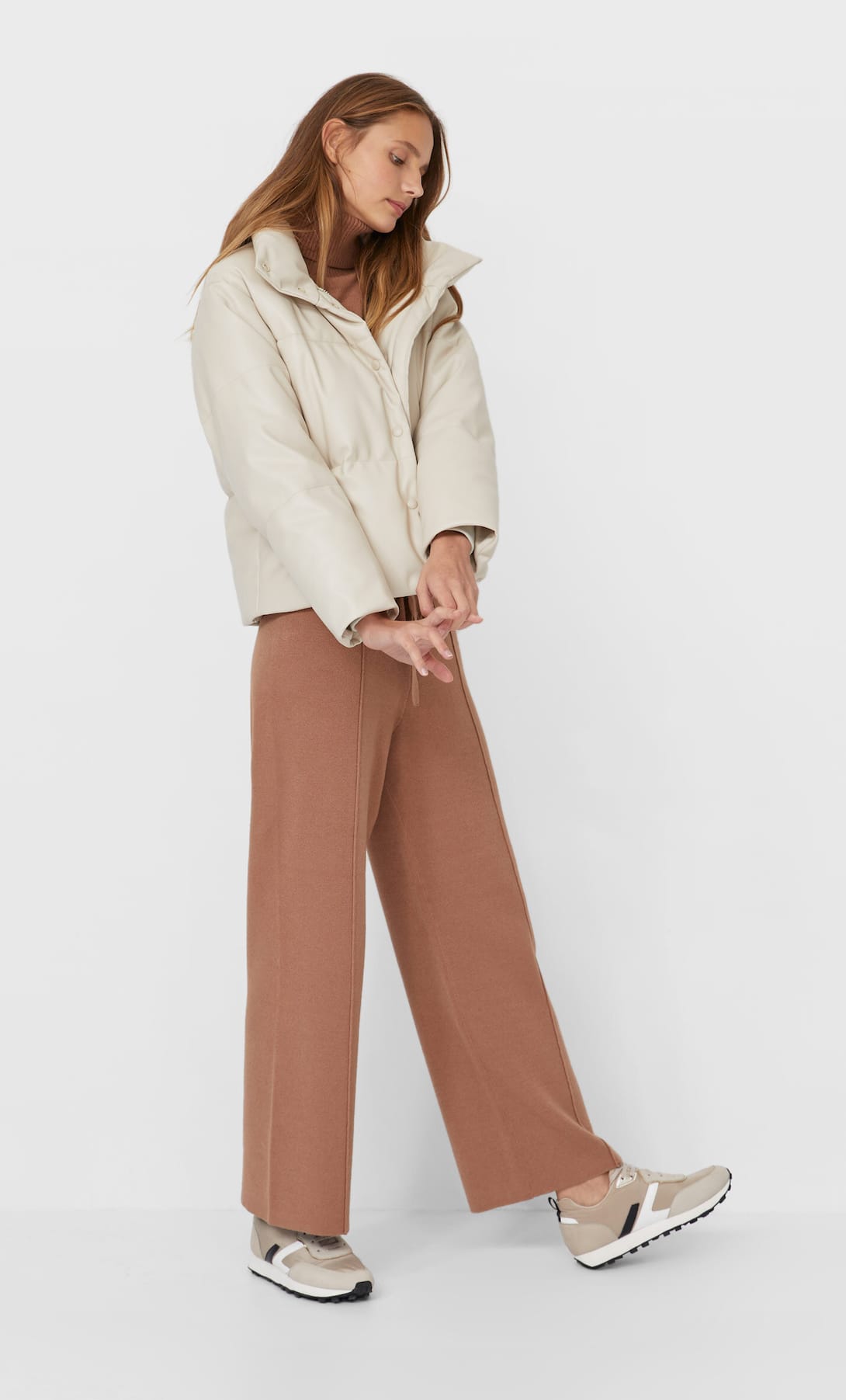 El efecto piel también se ha colado en prendas como los plumíferos para ir a la última. (39,99 euros).