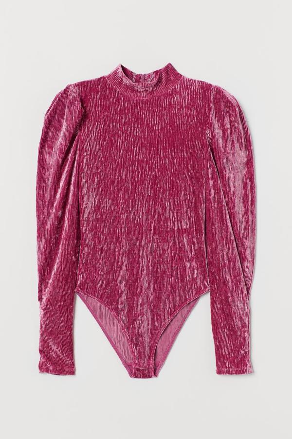 Body de terciopelo con manga larga y cuello alto, de H&M (29,99 €).