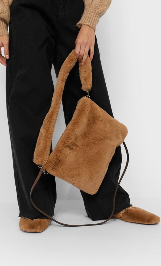 Disponible en negro y beige, esta bandolera de Stradivarius con correa de piel sintética a contraste y de pelo a tono, tiene un precio de 12,99 euros.