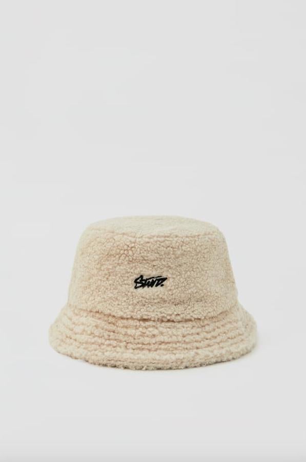 En color crudo, con tejido de borreguito, este gorro bucket es de Pull&Bear y tiene un precio de 12,99 euros.