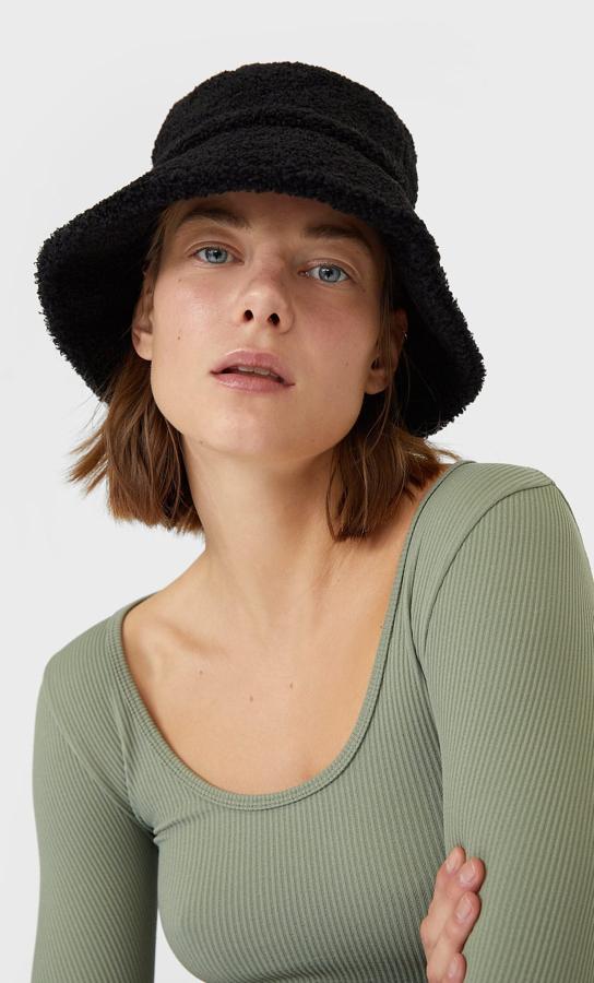 En color negro y tejido de borreguito, este gorro bucket de Stradivarius cuesta 12,99 euros.