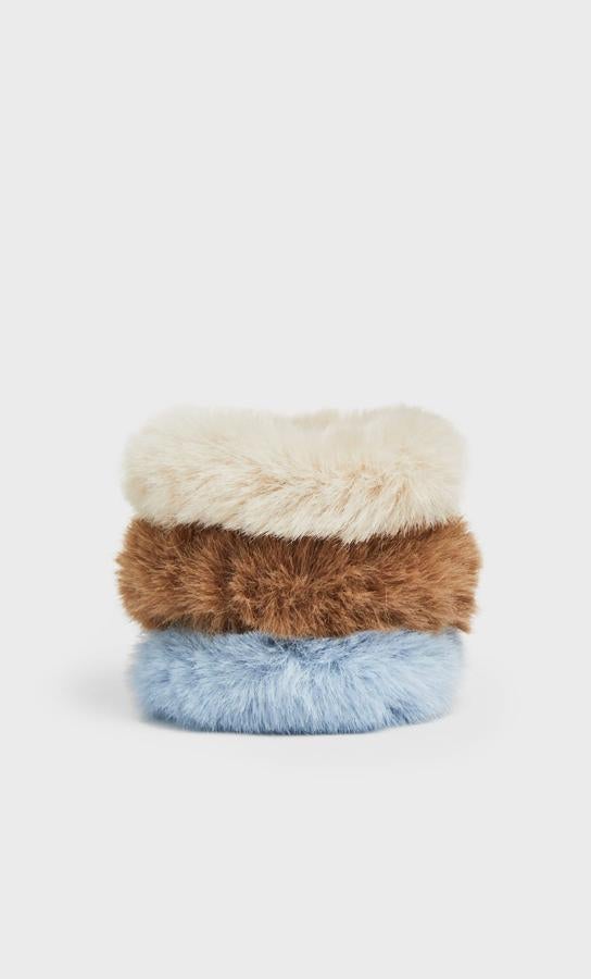 Estos tres coleteros de pelo sintético en piedra, beige y azul son de Stradivarius y tienen un precio de 5,99 euros. También están disponibles en rosa maquillaje, lila y marrón.