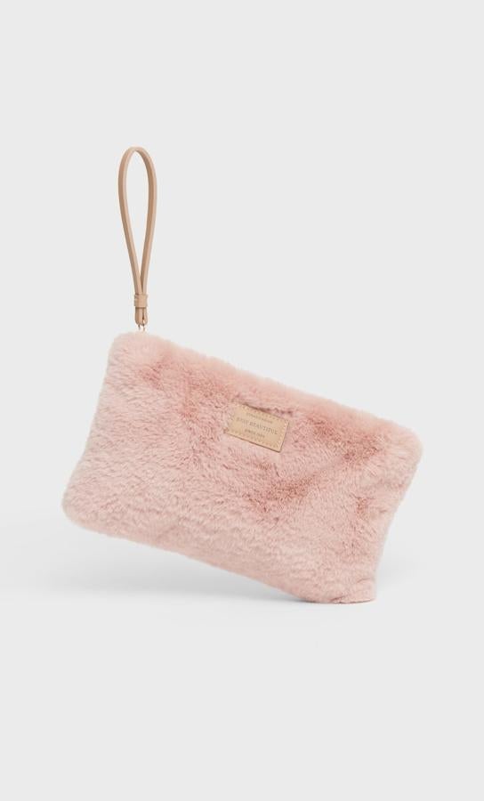 Disponible en rosa maquillaje o negro, este bolso de mano de Stradivarius con correa a tono y cierre de cremallera en dorado cuesta 7,99 euros.
