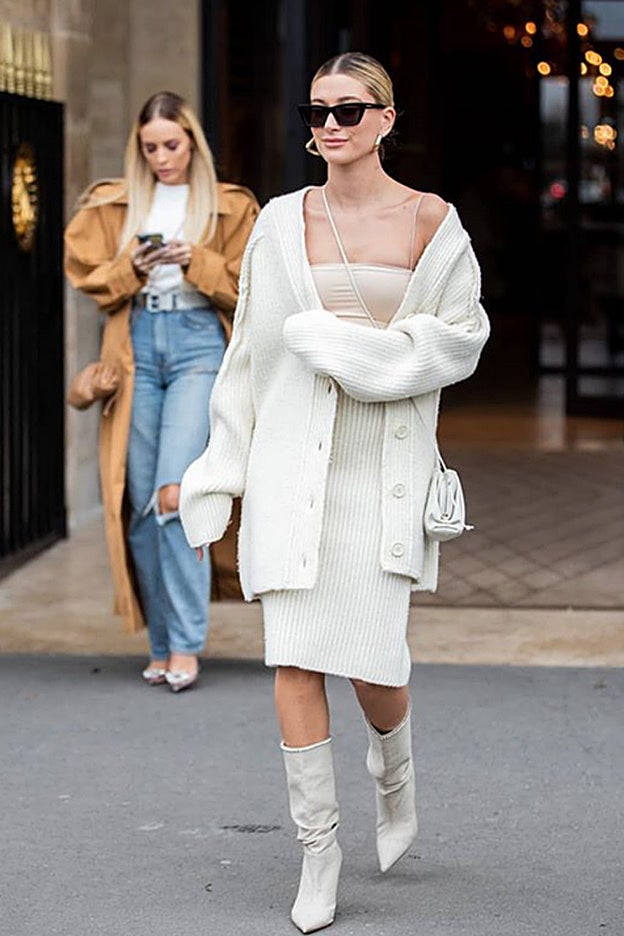 Hailey Bieber ha llevado recientemente una chaqueta de punto oversize similar.