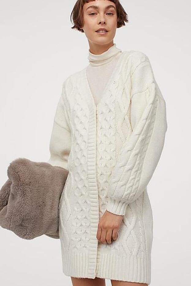 El vestido-chaqueta de punto de H&M lleva mangas abullonadas y decoración de ochos.