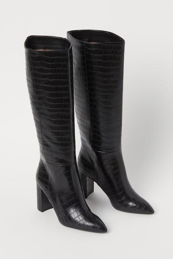 De piel sintética, con efecto piel de cocodrilo, puntera fina y tacón revestido, estas botas negras de H&M vienen con plantillas de piel sintética y forro en satén de poliéster reciclado. Cuestan 49,99 euros y están disponibles en los números 38, 40, 41 y 42.