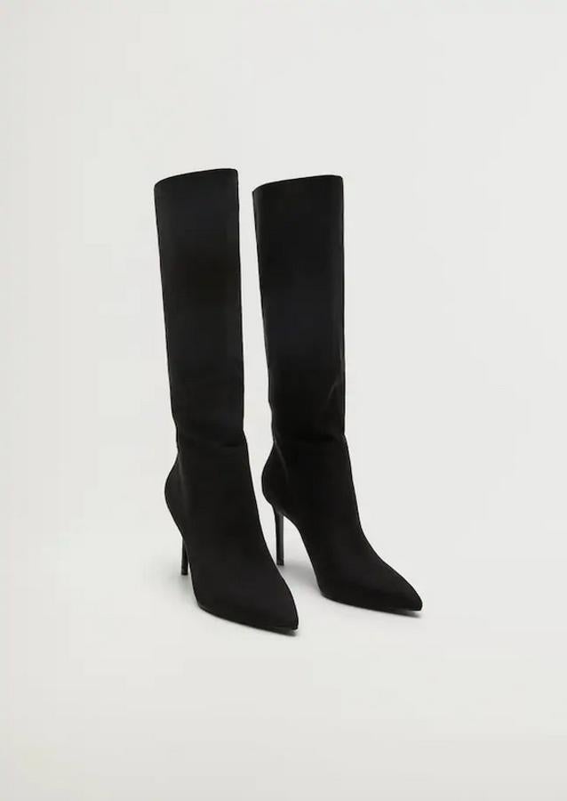 Con tacones finos y acabadas en punta, estas botas negras de caña alta de Mango tienen un precio de 49,99 euros y están disponibles entre los números 36 y 42.