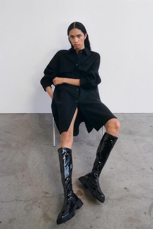 Con corte elástico efecto charol, estas botas altas negras de Zara con suela tipo track vienen con cierre de cremallera interior. Con un precio de 45,95 euros, está disponible en los números 35 y 40.