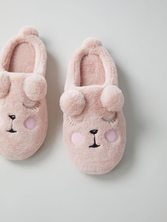 Disponibles en rosa o en lila, estas zapatillas destalonadas de tacto suave son de Lefties y podemos encontrarlas entre los números 36 y 41 por 9,99 euros.