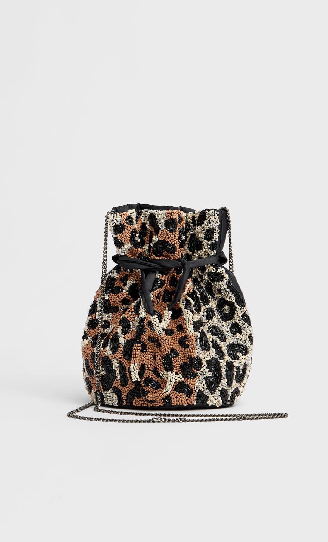 Bolso bandolera con cuentas y estampado de leopardo. Ahora: 15,99 euros.