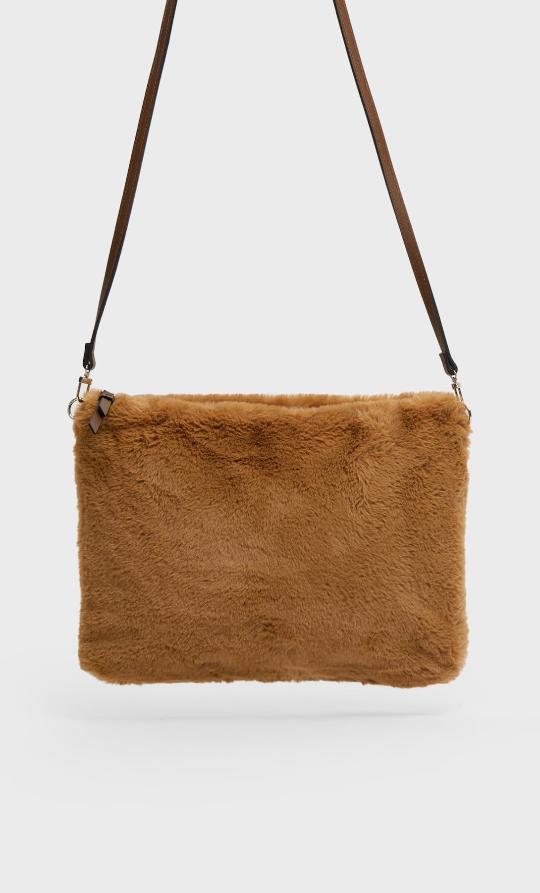 Bandolera pelucha. Ahora: 10,39 euros.