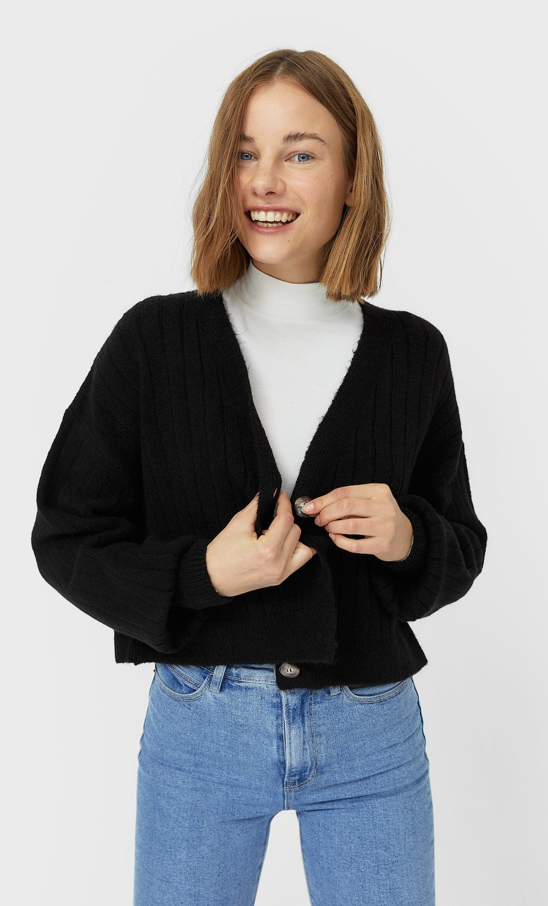 Cárdigan crop en negro. Disponible en más colores. Ahora: 15,99 euros.