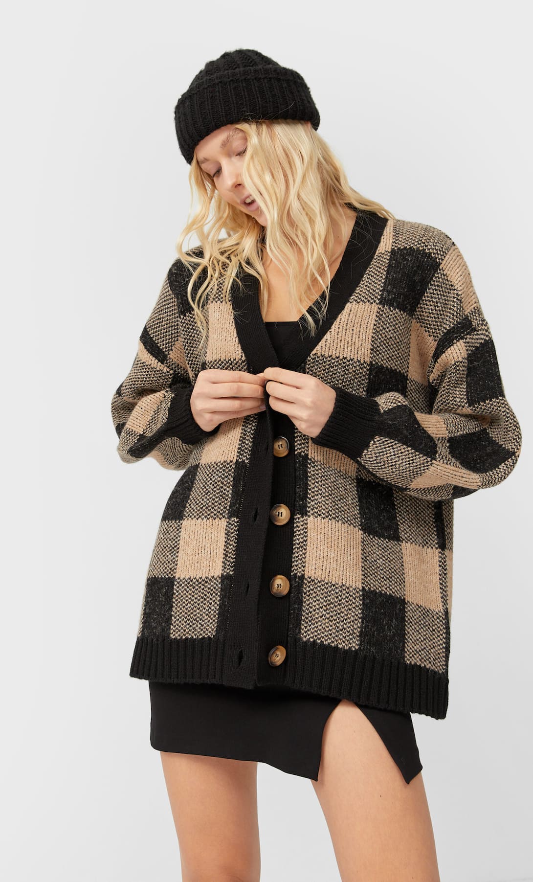 Chaqueta de punto con estampado de cuadros y mangas globo. Ahora: 20,79 euros.