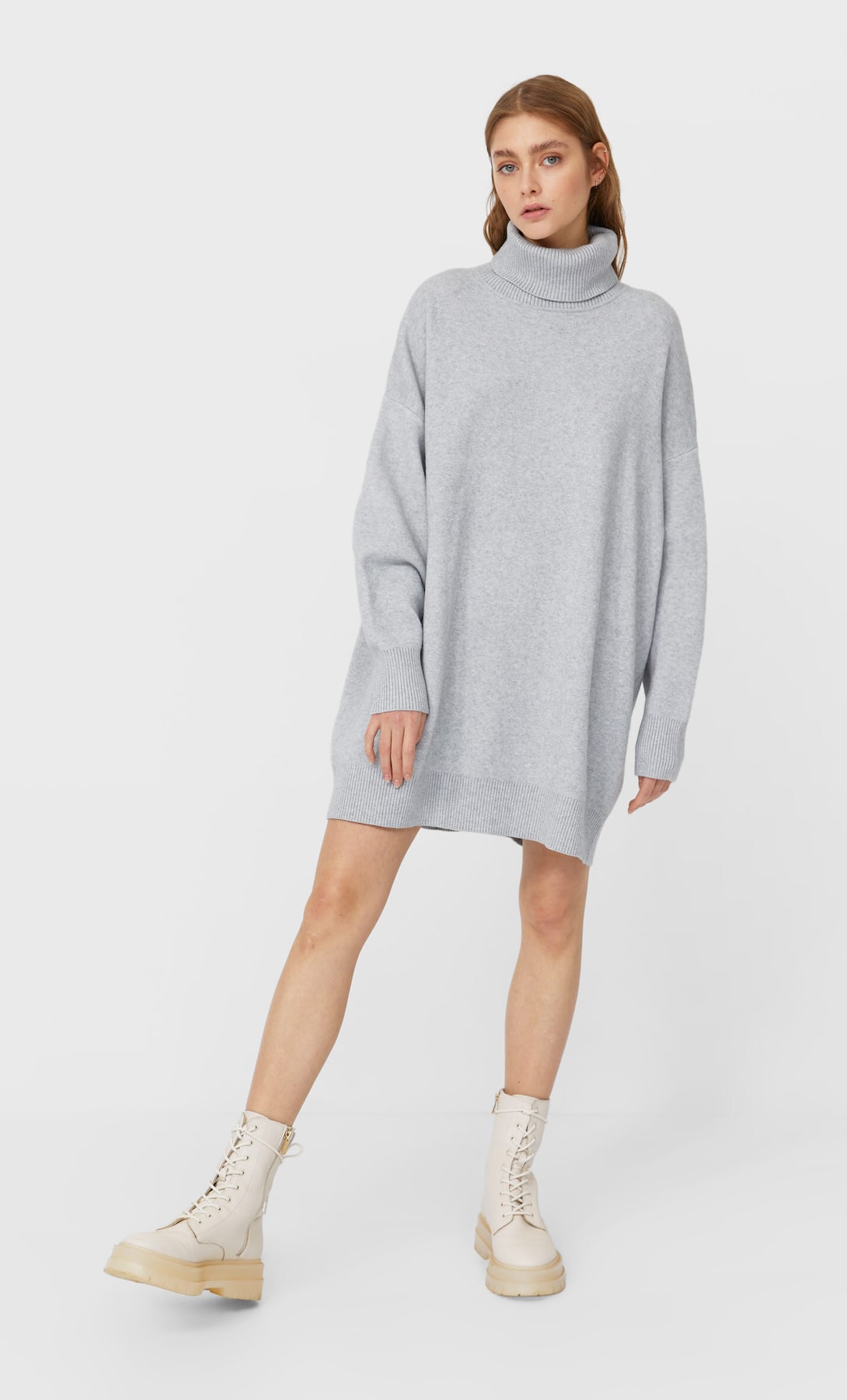 Vestido de punto gris con cuello vuelto. Ahora: 23,99 euros.