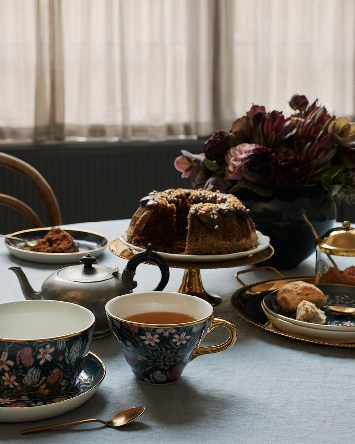 Las tazas y cuencos de este elegante juego de café en porcelana estampada con flores están disponibles en H&M Home desde 7.99 euros.