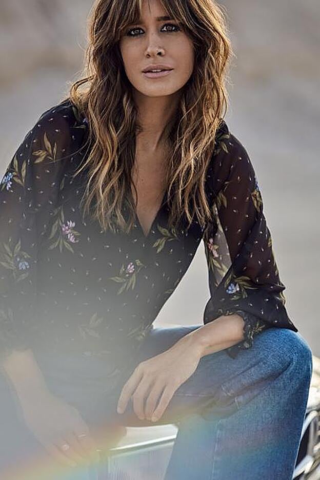 Vaqueros y camisa estampada de Slowlove.