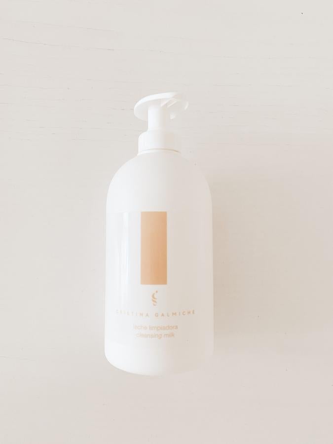 Cristina Galmiche es especialista en pieles con acné y problemas cutáneos como la rosácea. Siempre recomienda que la leche limpiadora sea el primer paso de la rutina facial. En su formulación podemos encontrar principios activos como el aceite de germen de trigo que limpia la piel de forma respetuosa sin agredirla. Apta para todo tipo de pieles, incluso las más sensibles.