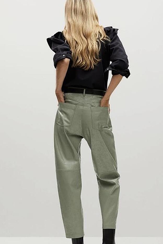 El pantalón de efecto piel rebajado de Mango tiene un corte muy parecido al de unos vaqueros.