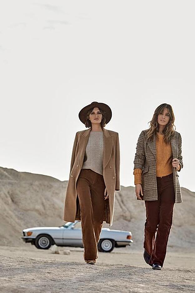 Sara va con jersey de punto, pantalones de pana y botas, todo de Slowlove & Cortefiel. El abrigo es de MaxMara y el sombrero, de Zadig & Voltaire. Isabel, jersey de punto y pantalones de pana, ambos de Slowlove & Cortefiel. El chaquetón es de Pedro del Hierro y las botas, de Hermès.