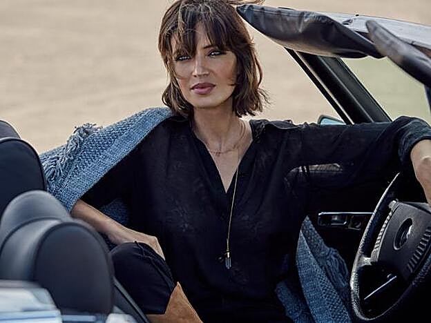 Sara luce cardigan con flecos, vaqueros y botas cowboy, todo de Slowlove & Cortefiel. La blusa es de Nina Ricci y el colgante y el anillo, de Agatha.