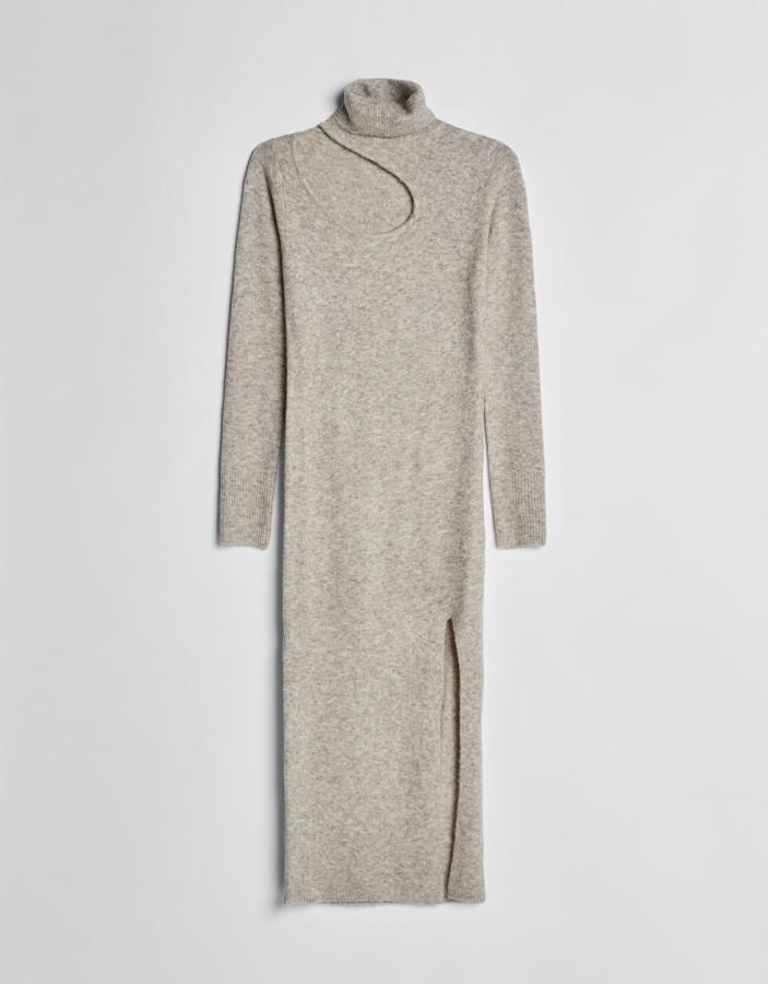 Vestido de punto con cuello alto y escote asimétrico, de Bershka (25,99 €).