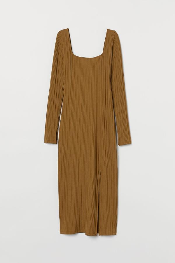 Vestido de punto plisado con escote cuadrado y apertura lateral, de H&M (34,99 €).