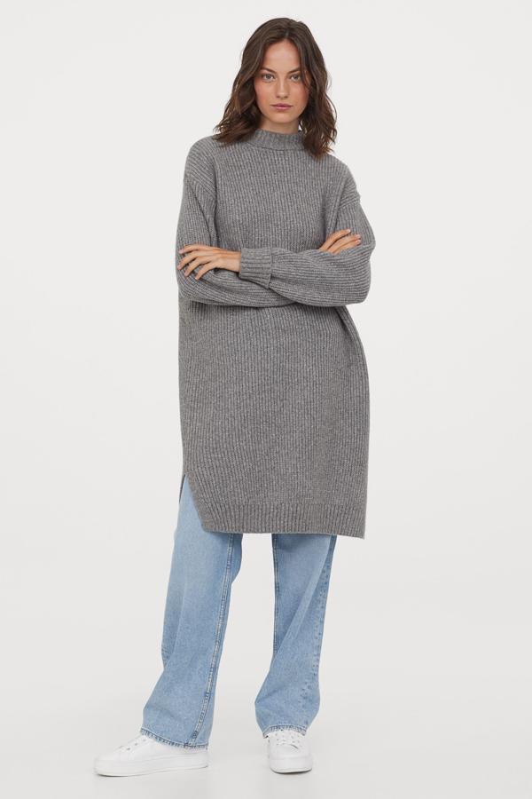 Look de vestido de punto XL con pantalones vaqueros anchos, todo de H&M.