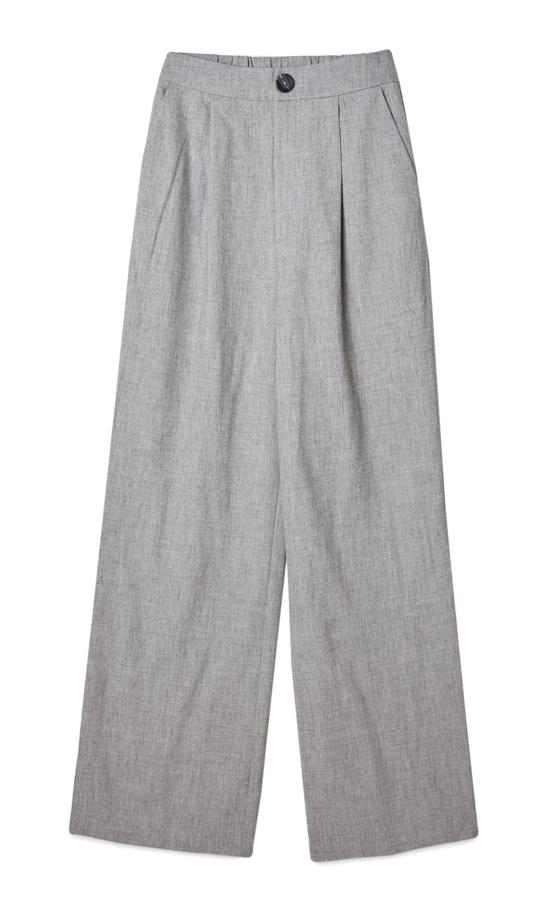 Pantalones anchos de pinzas, de Stradivarius (19,99 €).