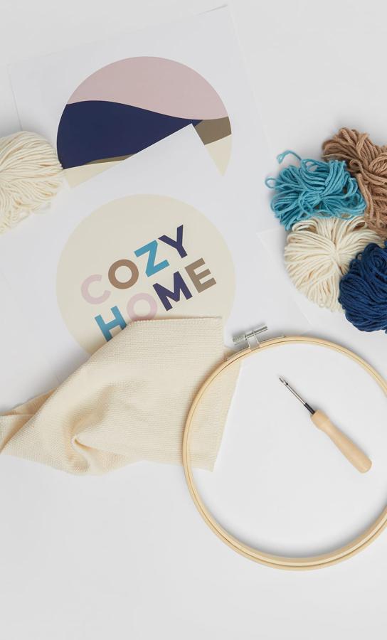 Para pasar entretenida en casa los días de invierno, Stradivarius vende kits de costura para tus proyectos DIY. Su precio, 10.39 euros.