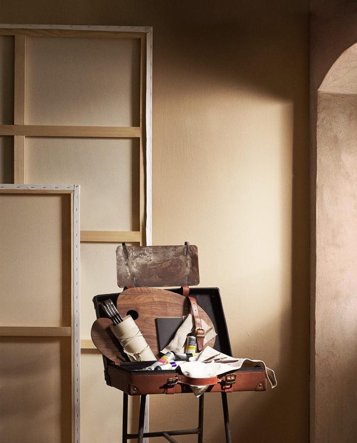 En Zara Home han lanzado una colección completa dedicada a la pintura, en la que enooontramos, además de paletas, caballetes o pinceles, este maletín de pintor de piel e inspiración retro (129 euros).