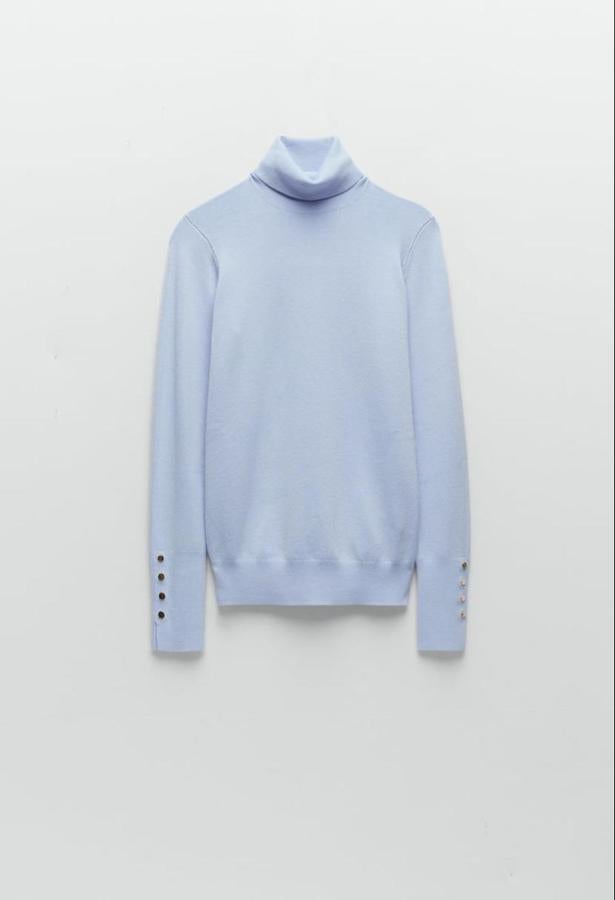 Jersey de punto fino en azul bebé de Zara, (19,95 euros).