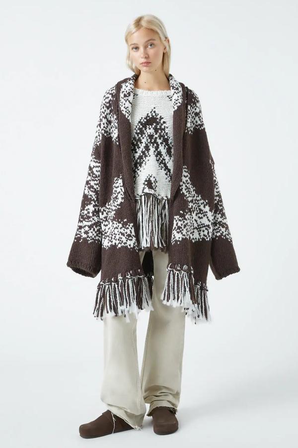 En color chocolate, este abrigo de punto en tejido jacquard con detalle de flecos en el bajo está también rebajado y tiene un precio de 31,99 euros.