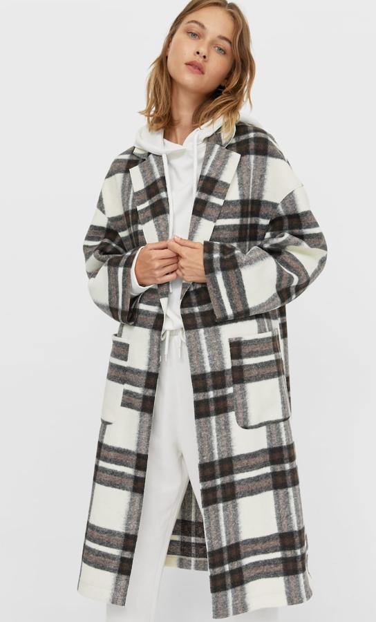 Este abrigo largo de punto abierto con estampado de cuadros y bolsillos delanteros tiene un precio de 39,99 euros.