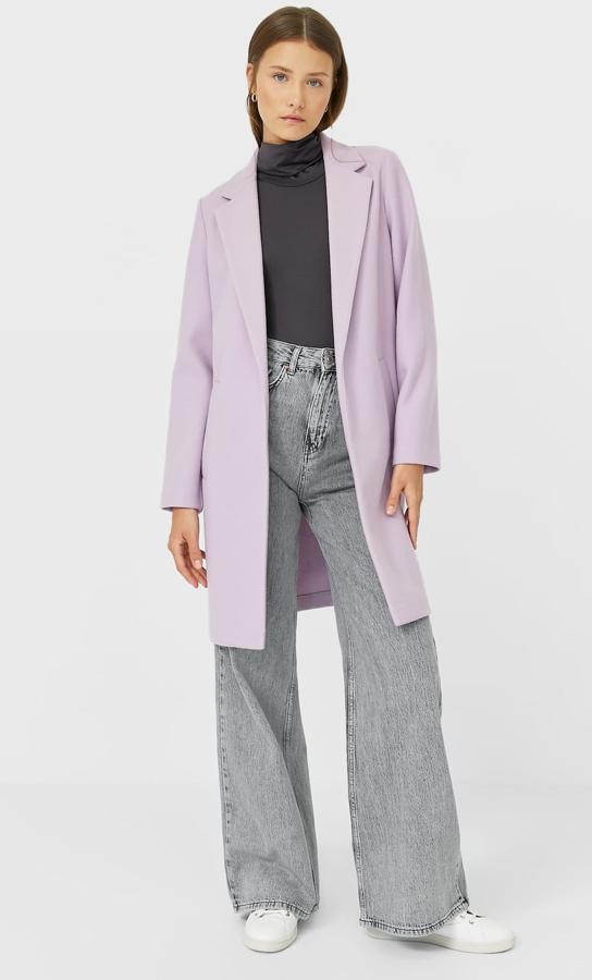 Disponible en numerosos colores, este abrigo de punto malva con cuello y solapa cuenta con bolsillos delanteros y tiene un precio de 29,99 euros. Es de Stradivarius.