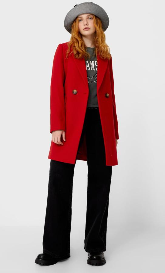 Este abrigo básico de paño en color rojo cuenta con bolsillos delanteros con solapa y cierre frontal cruzado con botones. Es de Stradivarius y tiene un precio de 49,99 euros.