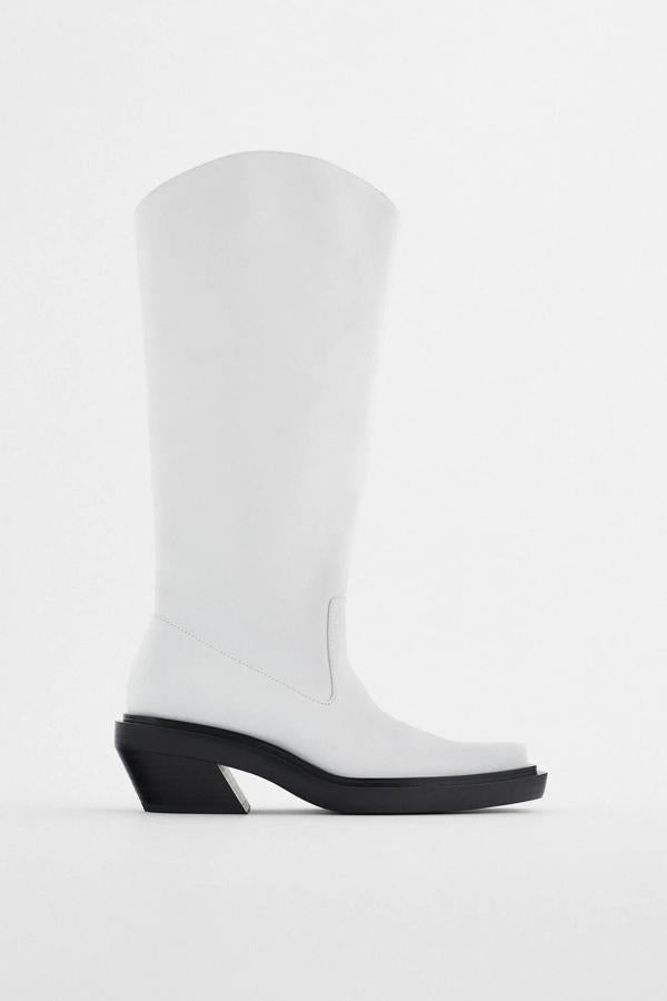 En color blanco, esta bota alta con tacón cowboy geométrico y punta cuadrada cuenta con suela en negro y tiene un precio de 139 euros.