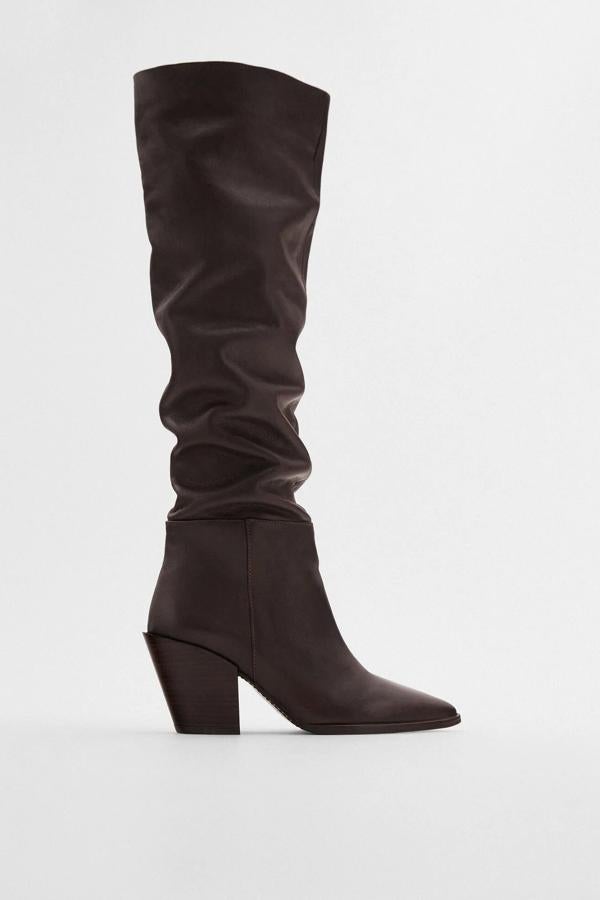 En color marrón, esta bota de piel XL con tacón ancho de ocho centímetros tiene un precio de 99,95 euros.