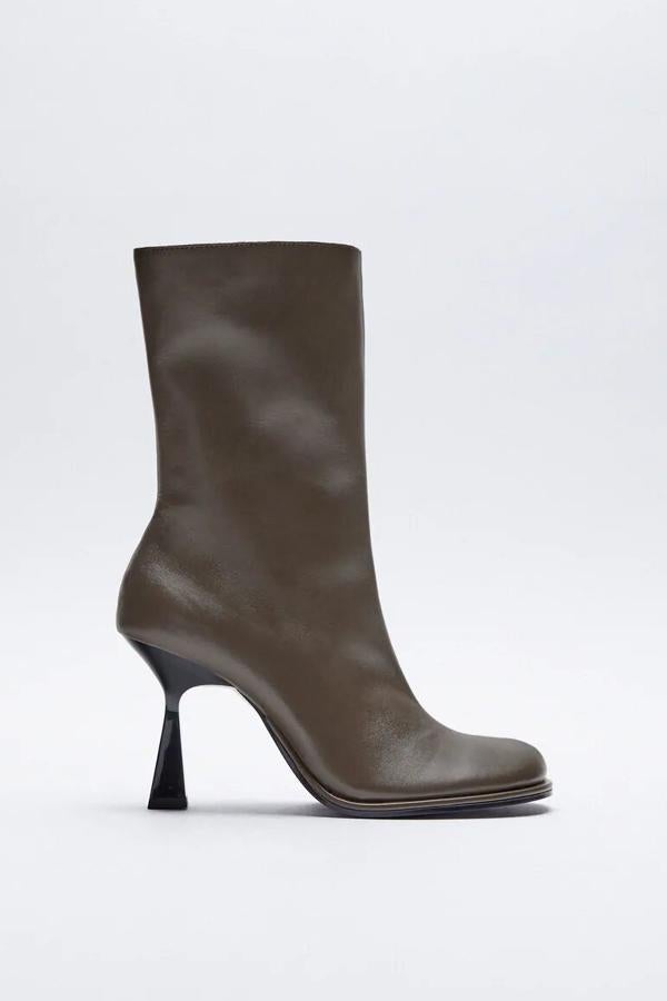 Este botín de piel en color marrón y tacón geométrico de nueve centímetros de altura cuenta con puntera redonda y cierre mediante cremallera interior. Tiene un precio de 69,95 euros.