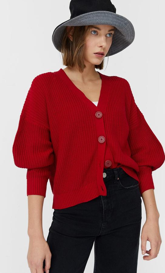 Disponible en numerosos colores, este cárdigan de punto rojo con escote de pico y manga larga cuenta con cierre con botones. Es de Stradivarius y tiene un precio rebajado de 15,99 euros.