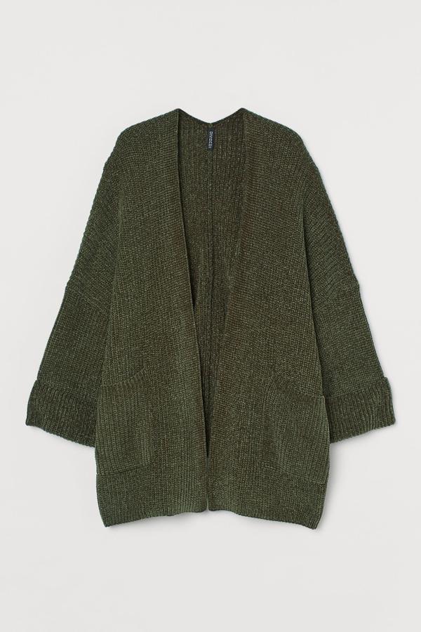 Este cárdigan oversize en punto de chenilla suave de color verde cuenta con puños vueltos cosidos y bolsillos abiertos. Es de H&M y tiene un precio de 29,99 euros.