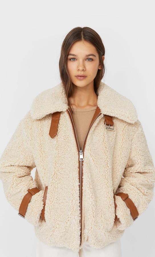 En color crudo, esta cazadora biker de borreguito con cierre frontal y bolsillos delanteros con cremallera metálica cuenta con detalle de vivos a contraste y tiene un precio de 39,99 euros.