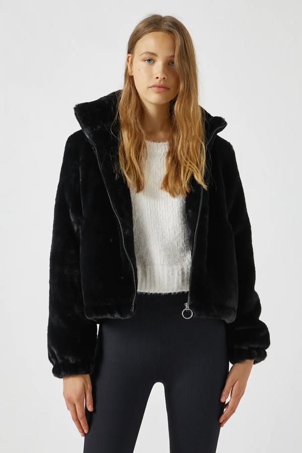 Disponible en negro, rosa palo o marrón, esta cazadora de pelo con cuello alto y cierre mediante cremallera tiene un precio rebajado de 19,99 euros.