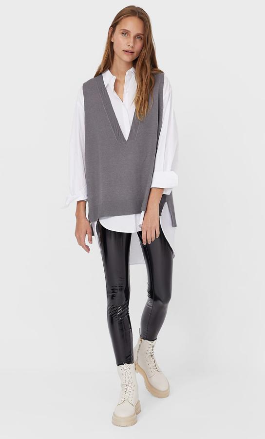 En color gris, aunque disponible en varios colores más, este chaleco oversize de punto con cuello de pico está rebajado y ahora tiene un precio de 15,99 euros.