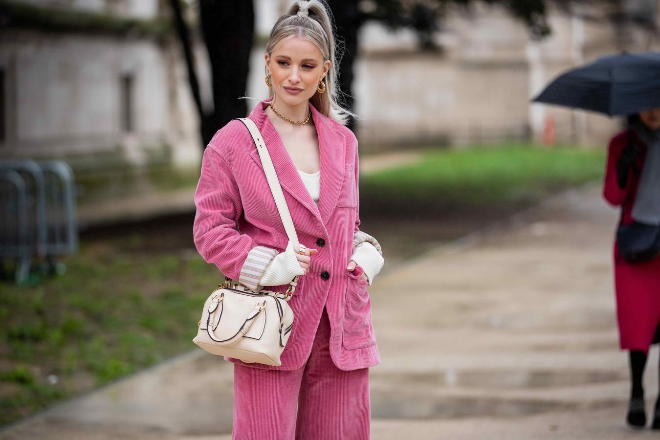 Dulcificar la dureza del tejido es tan fácil como apostar por un color híperfemenino, en este conjunto de traje de chaqueta el rosa es fundamental.