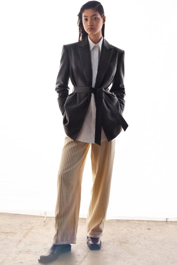 Para un giro sofisticado, la sastrería siempre es un recurso infalible, este look de Zara lo demuestra. Pantalones, 29,95 euros.