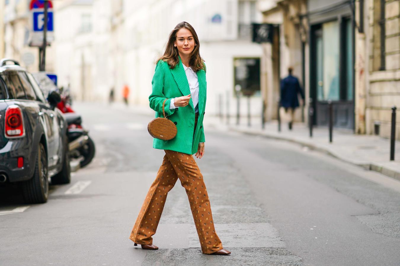 Los tonos más ácidos de la paleta convierten a esta americana verde de pana en la compañera perfecta de un look que juega con pendas en ocre.