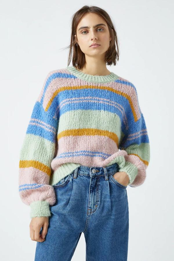 Con rayas de colores, este jersey de punto con cuello redondo y detalle de canalé en puños y bajo tiene ahora un precio de 18,39 euros.